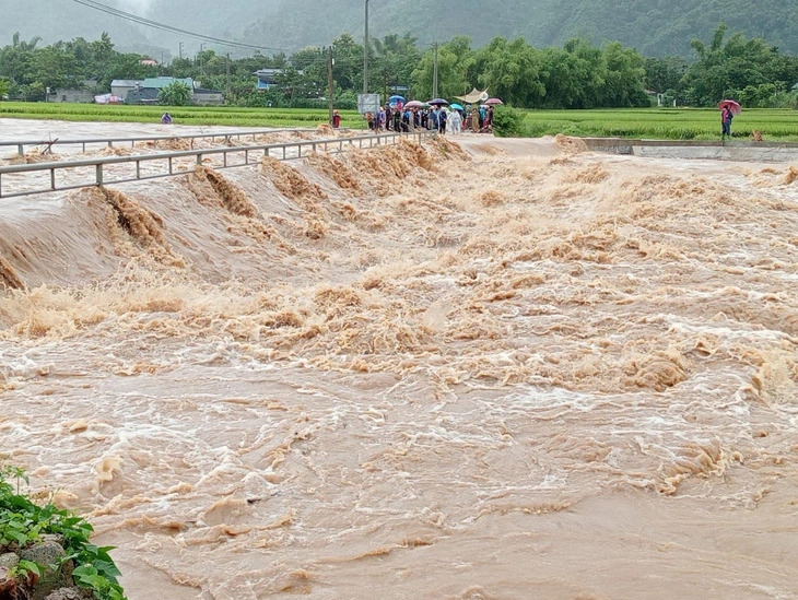 Mưa to gây lũ lớn trên các suối ở địa bàn huyện Phù Yên (Sơn La). (Ảnh: PY)