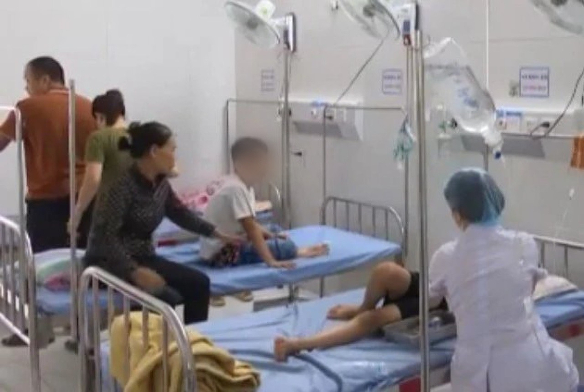 Các em học sinh lớp 4A1, Trường Tiểu học thị trấn Tiền Hải còn đang phải điều trị tại Bệnh viện đa khoa huyện Tiền Hải vào chiều ngày 29/9. (Ảnh cắt từ clip- Nguồn: H.M.)