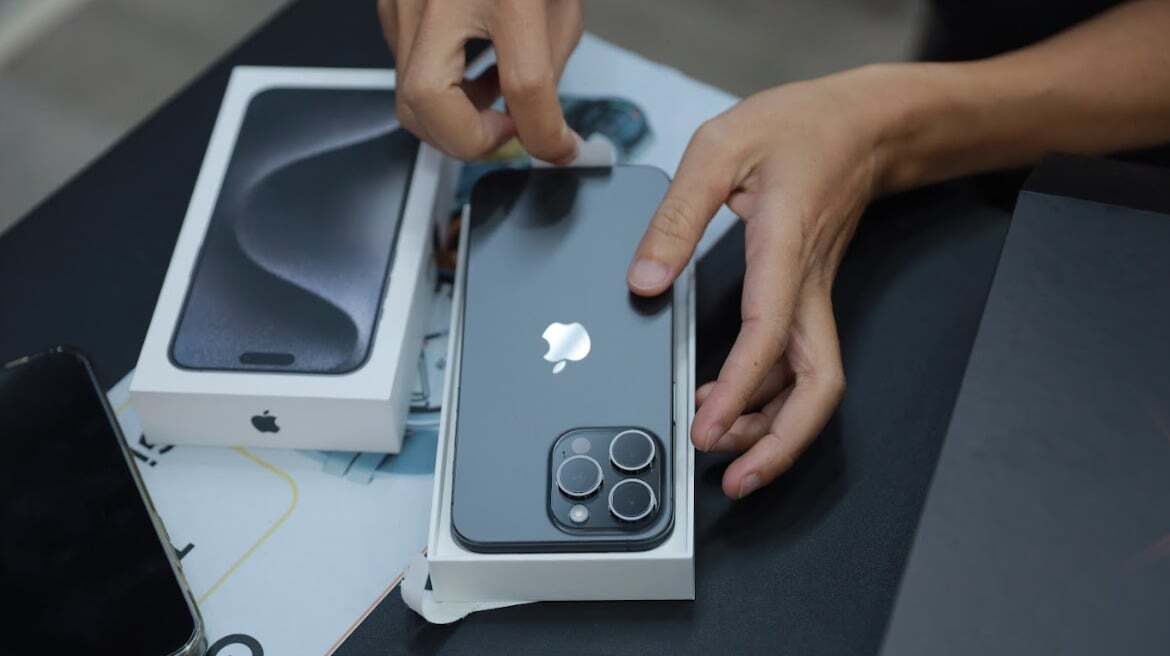 Một người mở hộp iPhone 15 Pro Max trong ngày đầu mở bán tại Việt Nam. (Ảnh: Chí Hiếu)