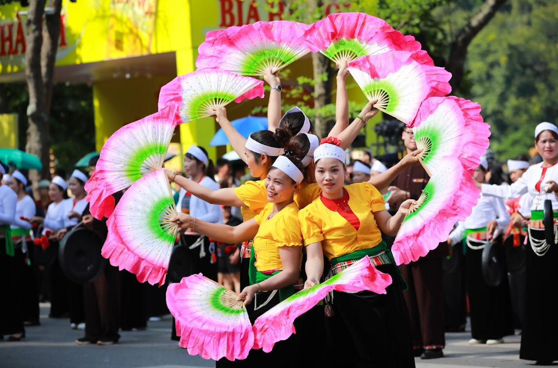 Cùng tham gia khai màn là các tiết mục biểu diễn nghệ thuật với những ca khúc, vũ điệu về Thu Hà Nội, tạo không khí vui tươi cho Lễ hội.