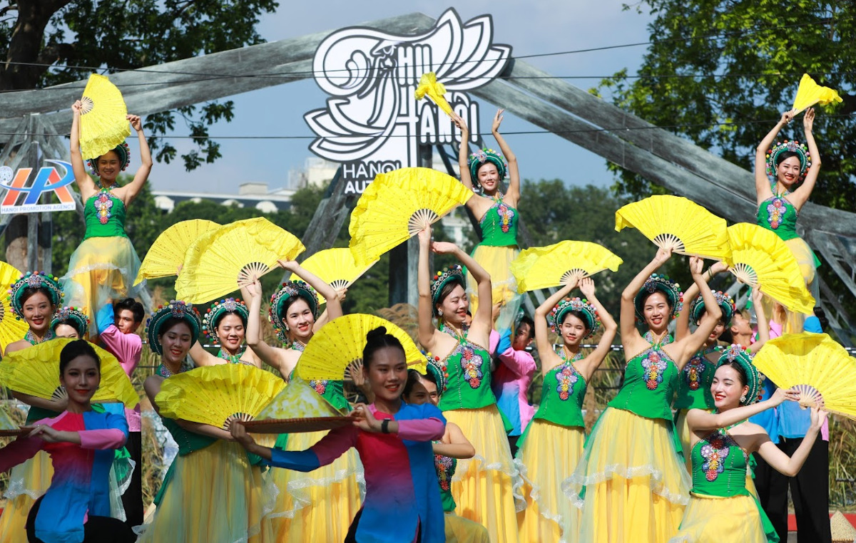 Sáng 1/10, tại không gian phố đi bộ Hồ Hoàn Kiếm, chương trình 'Carnaval Thu Hà Nội 2023' với chủ đề 'Thu Hà Nội - Đến để yêu' đã chính thức diễn ra thu hút đông đảo nhân dân Thủ đô cùng du khách trong nước và quốc tế.