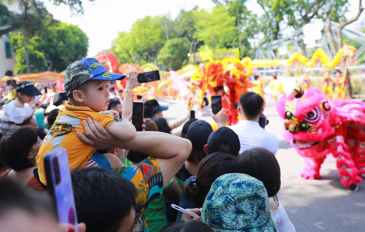 Khai màn sự kiện là tiết mục của đoàn Lân sư rồng huyện Thanh Oai với 600 người biểu diễn 30 con rồng, 30 con lân và 30 người đánh trống, tượng trưng cho 30 quận, huyện, thị xã trên địa bàn thành phố.