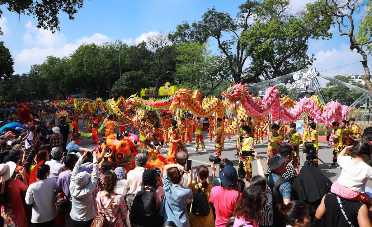 Carnaval Thu Hà Nội diễn ra trong khoảng 1,5 giờ đồng hồ, thu hút sự quan tâm của đông đảo người dân và du khách tại phố đi bộ hồ Hoàn Kiếm.