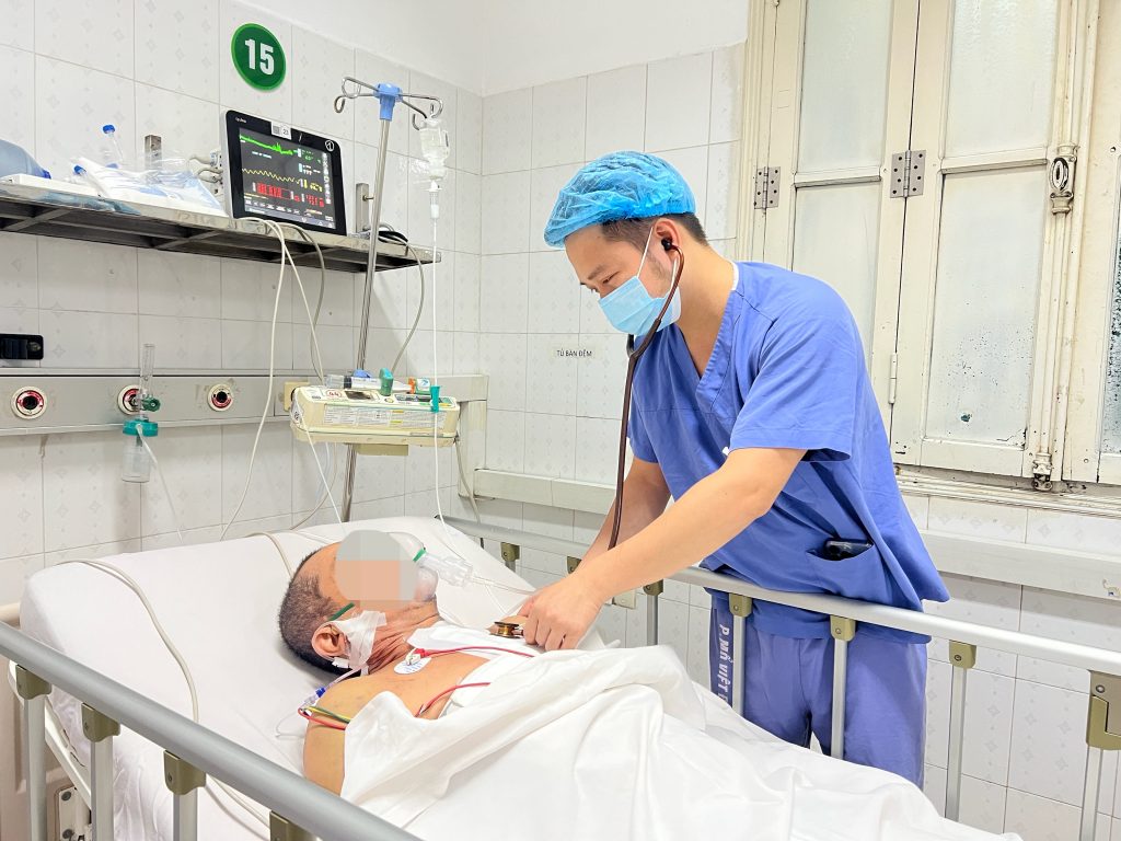 Bệnh nhân sau ca phẫu thuật được theo dõi y tế. (Ảnh: BVCC)
