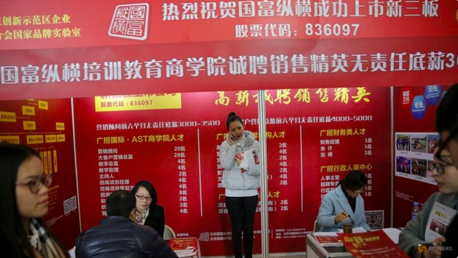 Một quầy trong hội chợ việc làm ở Bắc Kinh năm 2016. (Ảnh: Reuters)