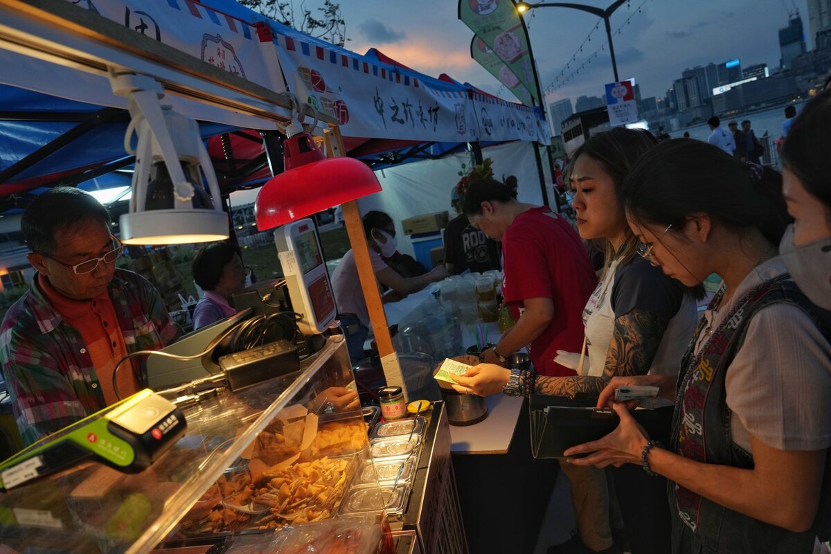 Chính phủ đã phát động chiến dịch 'Hong Kong Night Vibes' nhằm mục đích hồi sinh nền kinh tế sau đại dịch. (Ảnh: Elson Li)