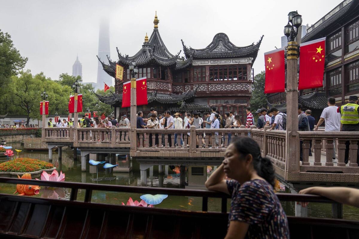 Du khách tại Yu Garden Bazaar ở Thượng Hải - khu vực ghi nhận ​​sự gia tăng mạnh mẽ số lượng các chuyến đi bằng đường sắt. (Ảnh: Bloomberg)