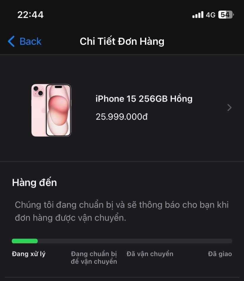 Sau khi chiếc điện thoại đời mới nhất của nhà Apple ra mắt, chị Thanh Huyền đã đặt ngay cho mình một chiếc iPhone 15 256GB phiên bản màu hồng. (Ảnh: NVCC).