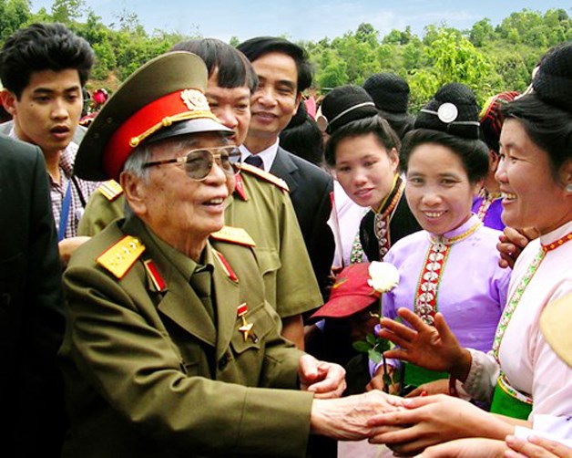 Đại tướng Võ Nguyên Giáp thăm lại Mường Phăng (huyện Điện Biên, tỉnh Điện Biên) tháng 4/2004. (Nguồn: Ảnh tư liệu)