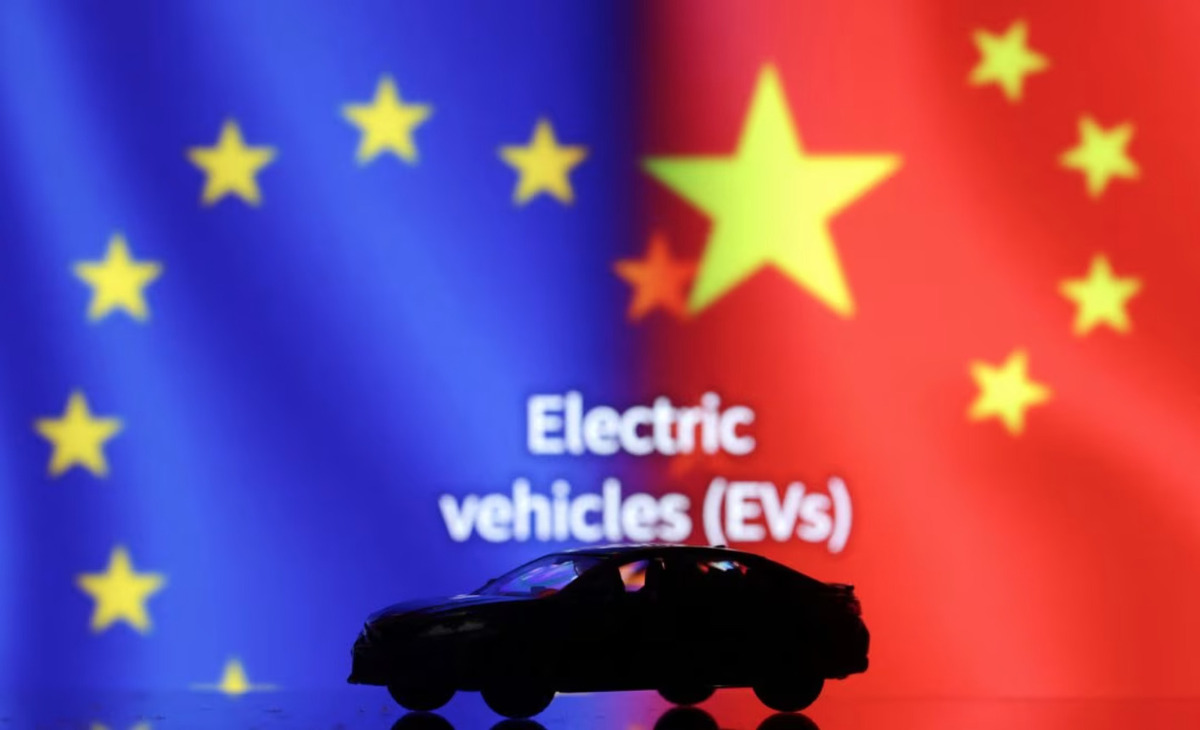 Hình thu nhỏ của ô tô, dòng chữ 'Xe điện (EV)', cờ EU và Trung Quốc được nhìn thấy trong hình minh họa này được chụp vào ngày 26 tháng 9 năm 2023. Ảnh REUTERS/Dado Ruvic