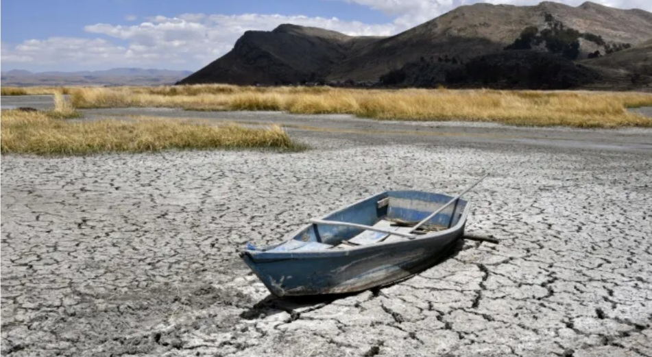 Một chiếc thuyền được neo đậu trên vùng đất nứt ở khu vực Bahia (Vịnh) Cohana của Hồ Titicaca, được chia sẻ bởi Bolivia và Peru, ở Altiplano của Bolivia vào ngày 22 tháng 9 năm 2023. Ảnh Aizar Raldes | Afp