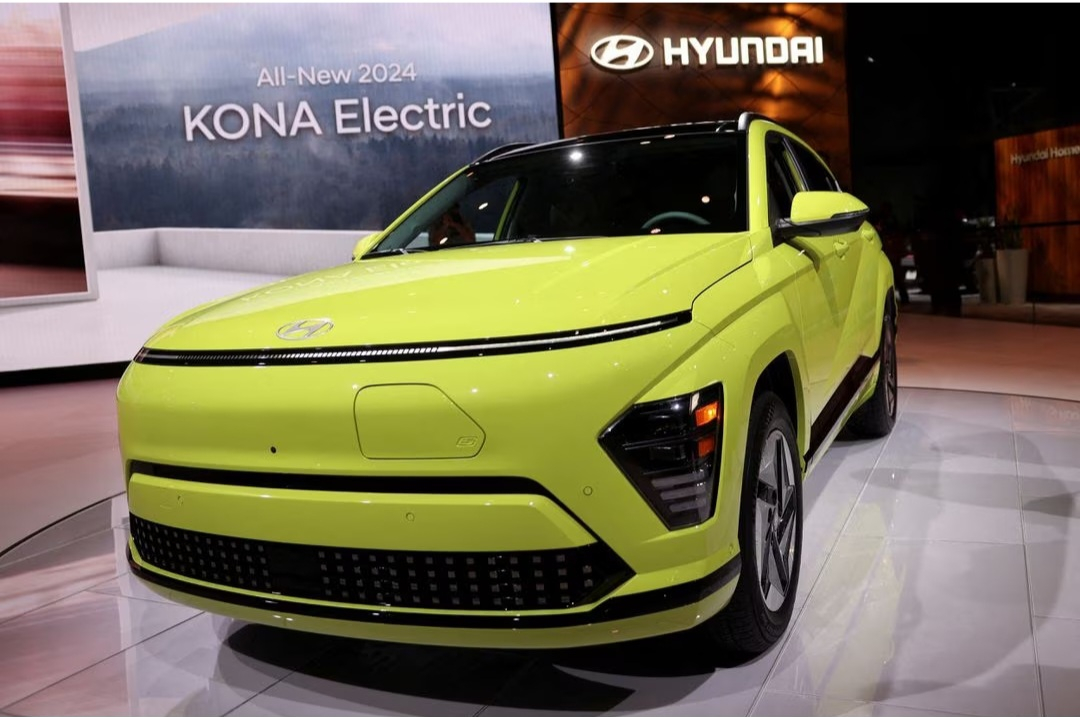 Một chiếc xe điện Hyundai Kona được trưng bày tại Triển lãm Ô tô Quốc tế New York, ở Manhattan, Thành phố New York, Hoa Kỳ, ngày 5 tháng 4 năm 2023. Ảnh REUTERS/Andrew Kelly