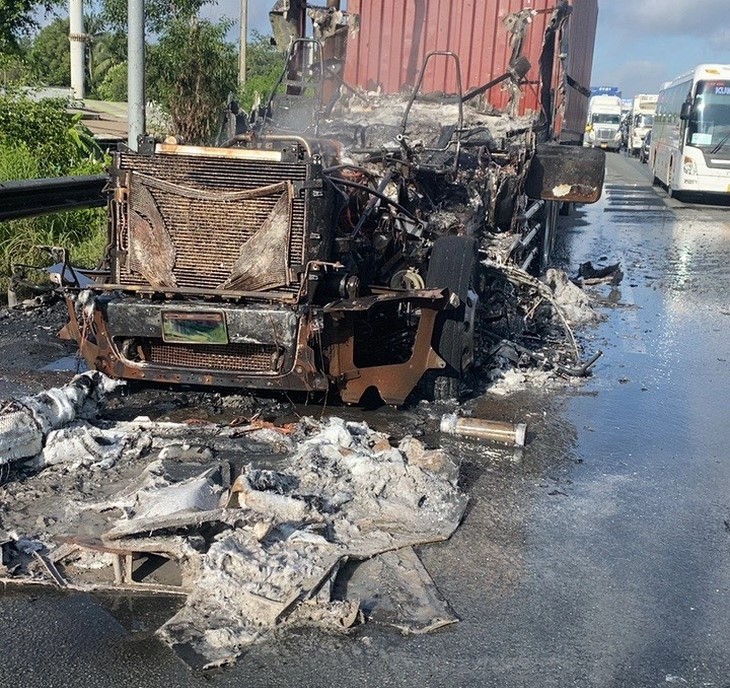 Cabin xe container bốc cháy dữ dội trên cao tốc. (Ảnh: TPTĐ).