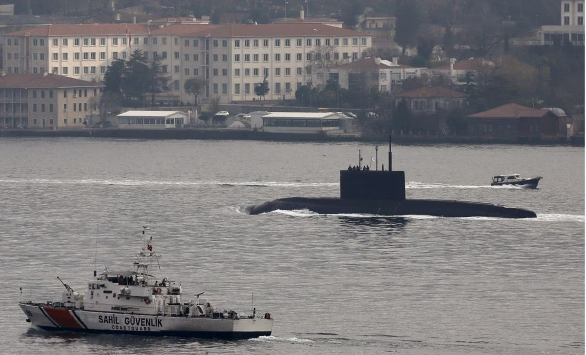 Tàu ngầm diesel-điện Rostov-on-Don của Nga được hộ tống bởi tàu Cảnh sát biển của Hải quân Thổ Nhĩ Kỳ khi nó khởi hành ở Bosphorus, trên đường tới Biển Đen, ở Istanbul, Thổ Nhĩ Kỳ, ngày 13 tháng 12 năm 2015. Ảnh REUTERS/Murad Sezer/