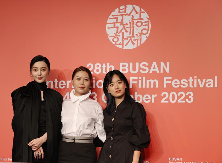 Đạo diễn và hai diễn viên Phạm Băng Băng - Lee Joo Young tại BIFF 2023. Ảnh: Yohap