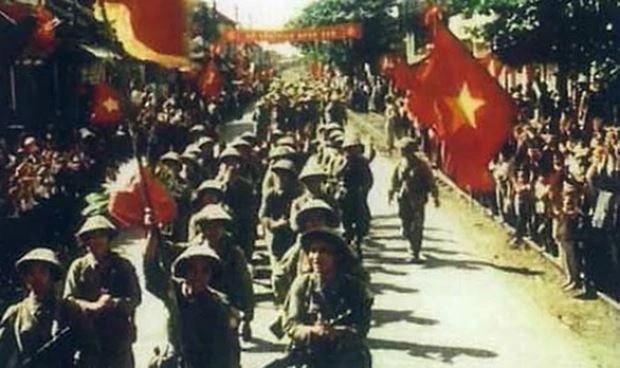 Hình ảnh đoàn quân tiến về Hà Nội trong sự đón chào của người dân Thủ đô ngày 10/10/1954. (Ảnh: chụp màn hình)