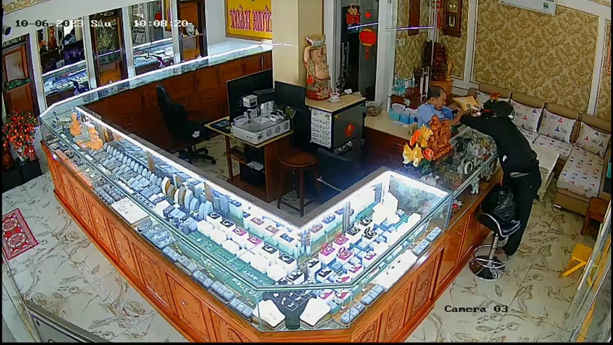 Đối tượng cướp tiệm vàng bị camera an ninh ghi lại.