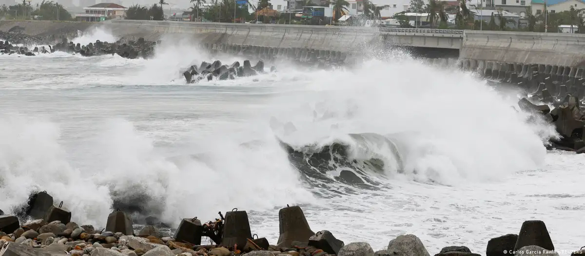 Dự kiến ​​sẽ có những đợt sóng cao tới 9m ở Biển Đông do ảnh hưởng của cơn bão vào 7 - 8/10.