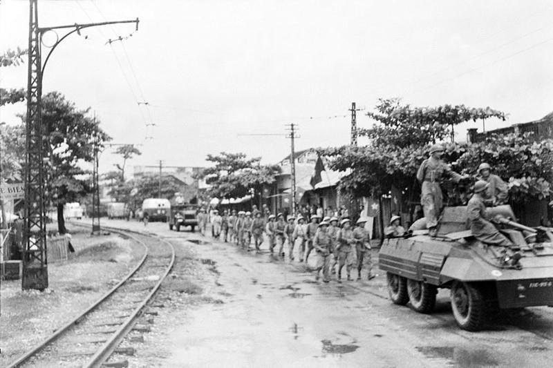 Sáng 9/10/1954, Quân đội Nhân dân Việt Nam theo nhiều đường, từ ngoại thành tiến vào tiếp quản Hà Nội. Quân Pháp rút đến đâu, Trung đoàn Thủ đô từ ô Cầu Giấy tiến vào tiếp quản đến đó. (Ảnh: TTXVN).