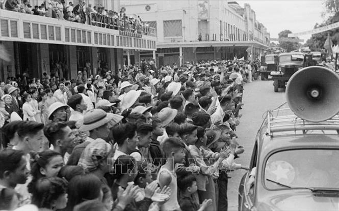Người dân đổ xô ra đường để chào đón các chiến sĩ về tiếp quản Thủ đô. (Ảnh: TTXVN).