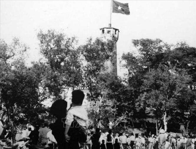 Lá quốc kỳ tung bay trên Cột Cờ Hà Nội ngày 10/10/1954. (Ảnh: TTXVN).