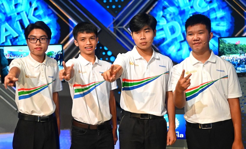 4 thí sinh tham gia Chung kết Đường lên đỉnh Olympia từ trái sang: Nguyễn Trọng Thành, Nguyễn Minh Triết, Nguyễn Việt Thành, Lê Xuân Mạnh.