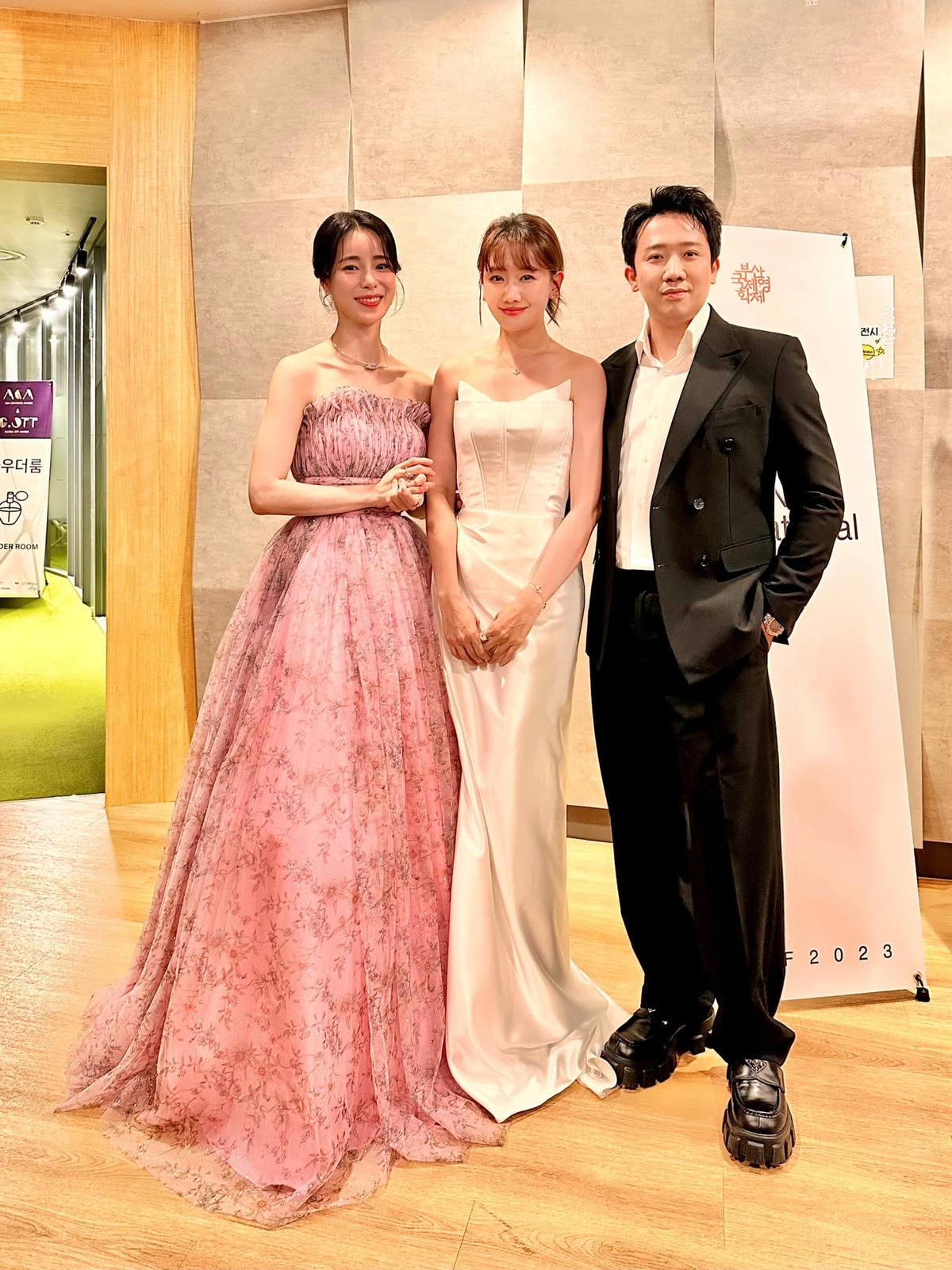 Trấn Thành cùng bà xã tham gia Liên hoan phim Quốc tế Busan (Ảnh: FBNV)