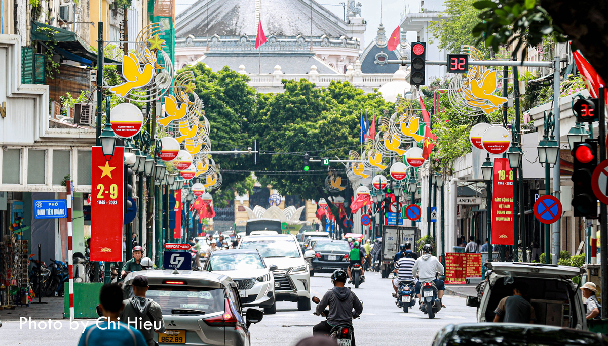Tràng Tiền là một phố trung tâm của Hà Nội, cũng gắn liền với những thời khắc hào hùng của dân tộc.
