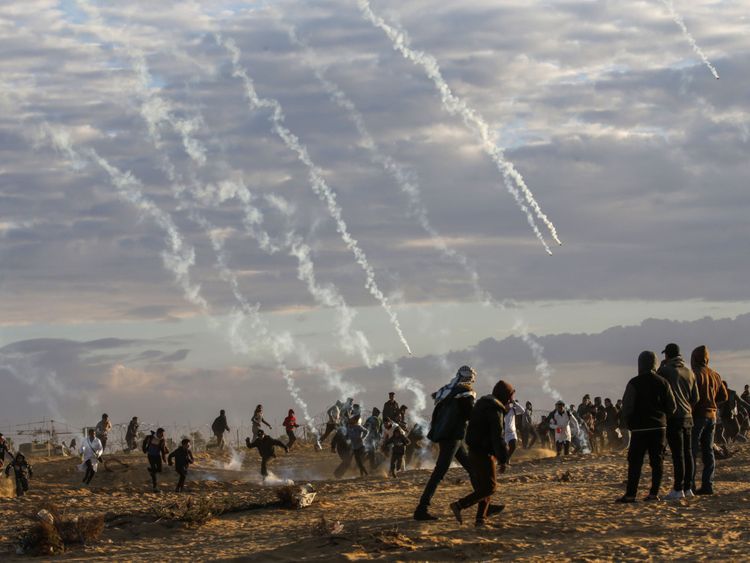 Những hộp hơi cay do lực lượng Israel bắn vào người Palestine trong cuộc biểu tình gần hàng rào biên giới Israel-Gaza. (Ảnh: Gulfnews)
