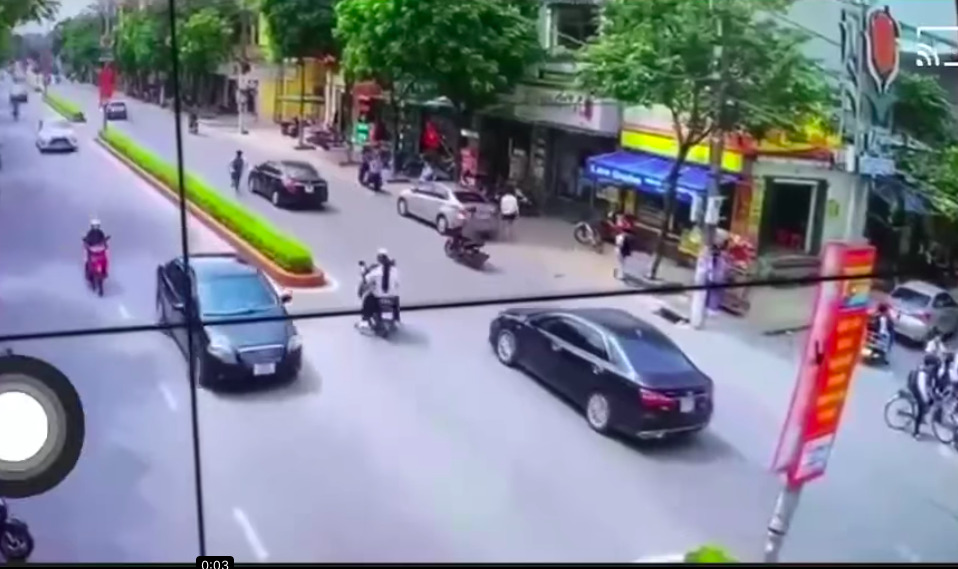 Một học sinh chạy cùng chiều chiếc ô tô rồi bất ngờ tạt ngang đầu xe.