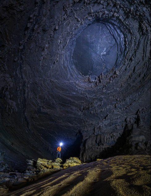Các chuyên gia hang động đã nghiên cứu và đánh giá rằng kích thước của loại thạch nhũ kì lạ trong hang chỉ bồi đắp khoảng 1cm trong vòng 10.000 năm.