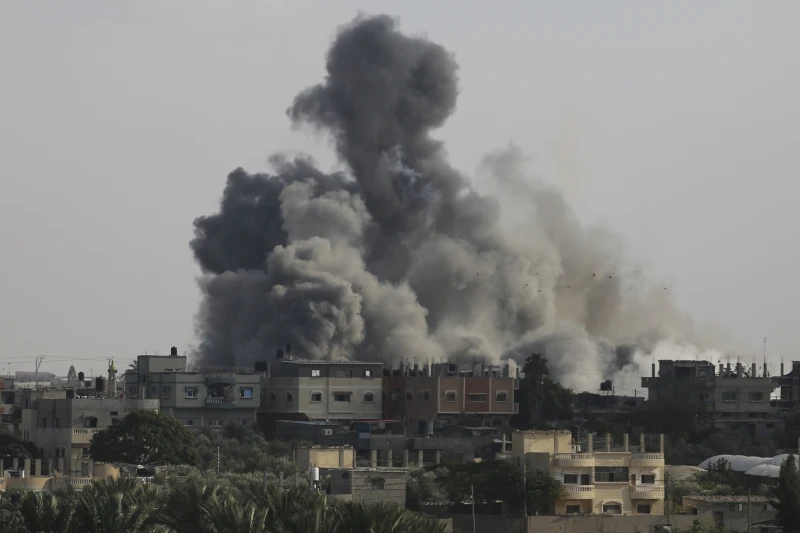 Khói bốc lên từ vụ nổ do các cuộc không kích của Israel ở biên giới giữa Ai Cập và Rafah, Dải Gaza. (Ảnh: AP)