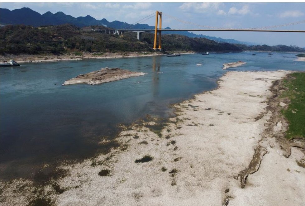 -Ảnh chụp từ trên không cho thấy sông Dương Tử đang tiến gần đến mực nước thấp kỷ lục trong đợt hạn hán khu vực ở Trùng Khánh, Trung Quốc, ngày 20 tháng 8 năm 2022. Ảnh REUTERS/Thomas Peter/