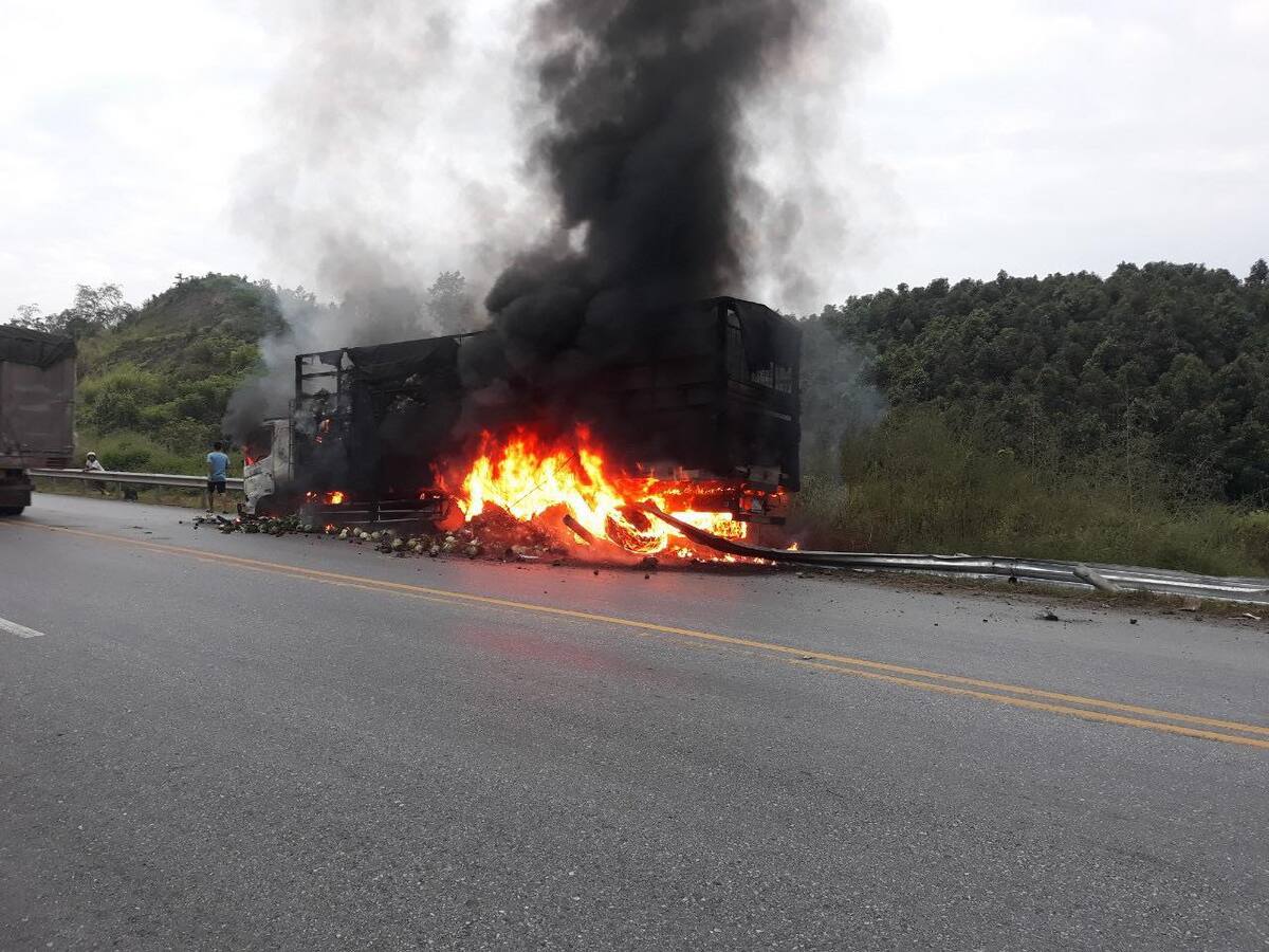 Chiếc xe tải bốc cháy trên cao tốc.