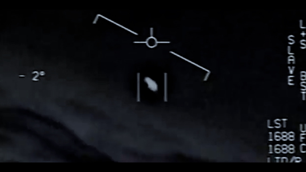 Hình ảnh chụp từ đoạn video ngày 28/4/2020 phát hiện 'vật thể bay không xác định'. (Ảnh: Bộ Quốc phòng Mỹ)