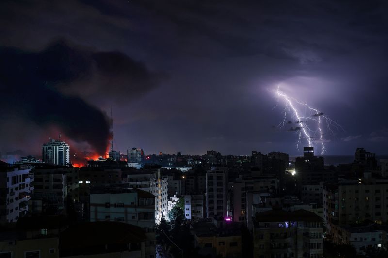 Tia sét trên bầu trời Gaza sau vụ ném bom của Israel. (Ảnh: Mohammed Abed/AFP/Getty)
