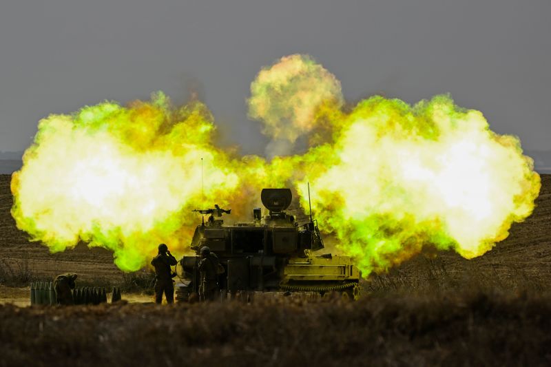 Một người lính Israel bịt tai khi đạn pháo được bắn về phía Gaza. (Ảnh: Alexi J. Rosenfeld / Getty)