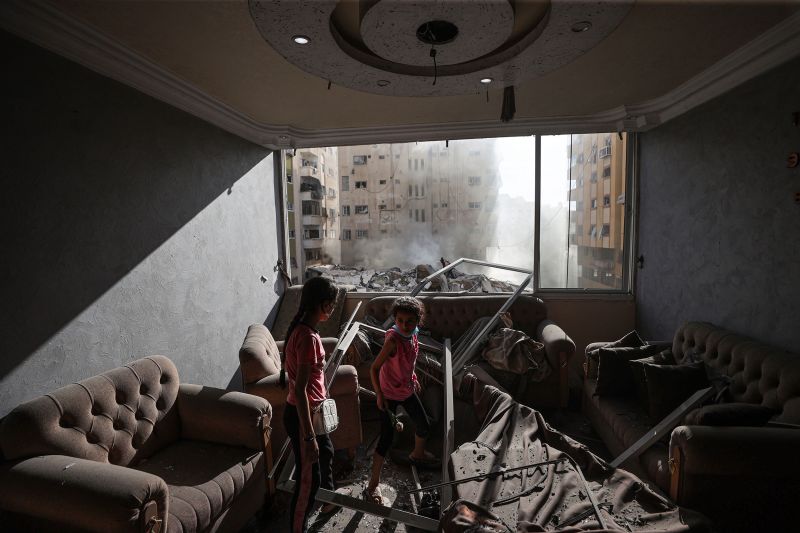 Trẻ em đứng bên trong một ngôi nhà bị hư hại ở Gaza sau cuộc không kích của Israel. (Ảnh: Mustafa Hassona/Anadolu Agency/Getty Images)