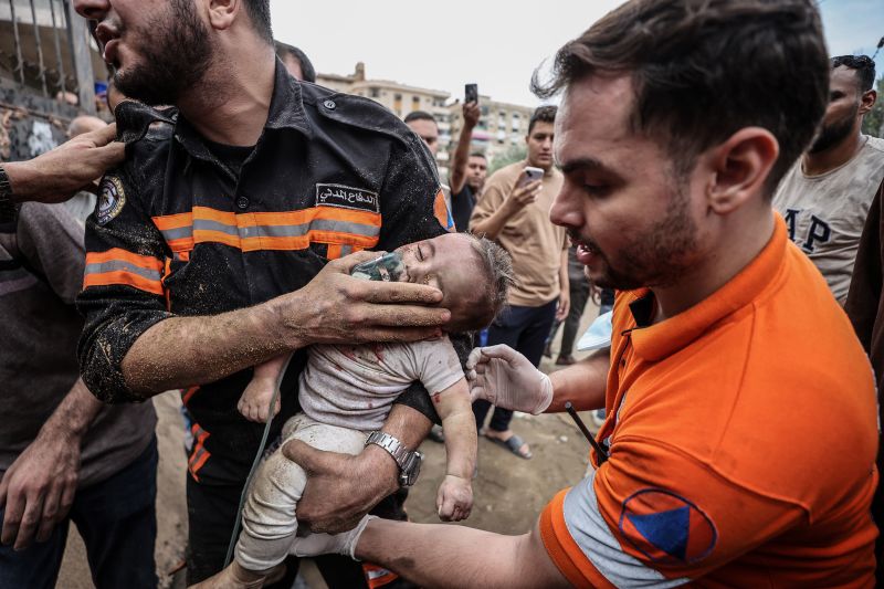 Em bé 6 tháng tuổi được giải cứu khỏi đống đổ nát ở Gaza, tuy nhiên sau đó đã thiệt mạng trong quá trình điều trị vết thương. (Ảnh: Ali Jadallah/Anadolu Agency/Getty)