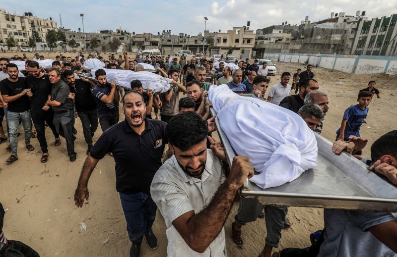 Người dân khiêng thi thể của những người Palestine thiệt mạng trong cuộc không kích của Israel. (Ảnh: Abed Rahim Khatib/Picture - Alliance/Getty Images)