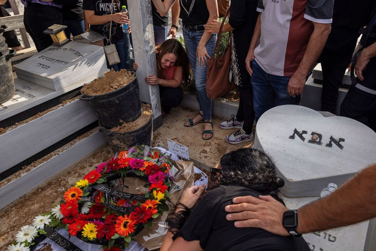 Người thân khóc ngất bên mộ của một nạn nhân thiệt mạng trong cuộc xung đột. (Ảnh: Tamir Kalifa/The New York Times/Redux)