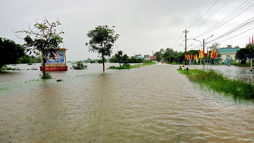 Nước ngập ở tuyến Tỉnh lộ qua xã Phong Bình, Thừa Thiên Huế. (Ảnh Báo Thừa Thiên Huế)