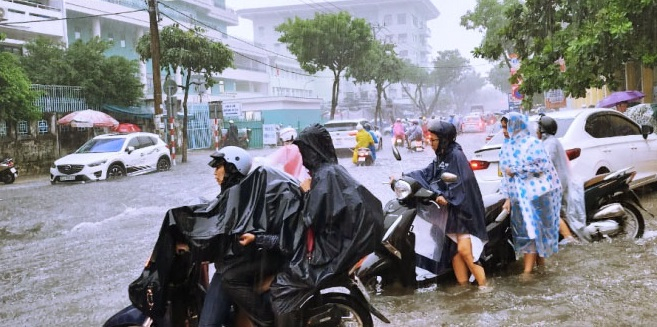 Đoạn đường trước Trường THCS Nguyễn Huệ (quận Hải Châu) bị ngập sâu. (Ảnh: báo Đà Nẵng)
