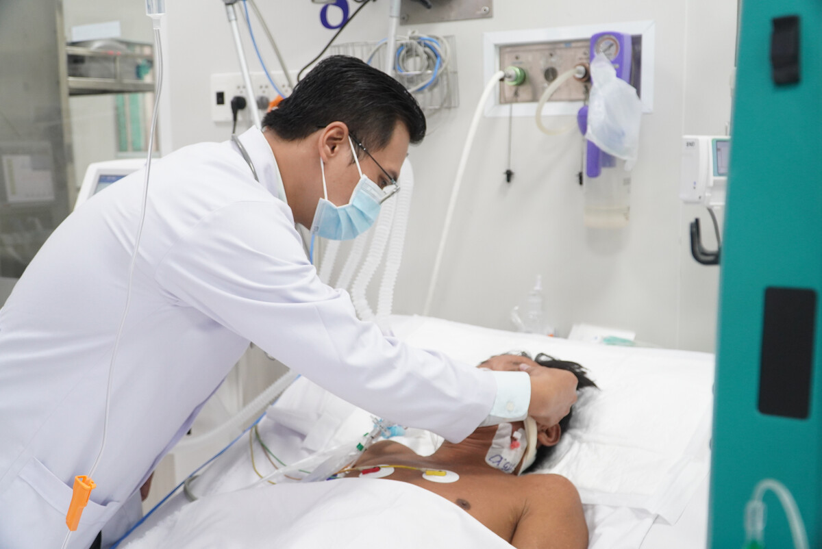 Bệnh nhân nhập viện trong tình trạng hôn mê sâu, suy hô hấp cấp, phải thở máy. (Ảnh: BVCC).