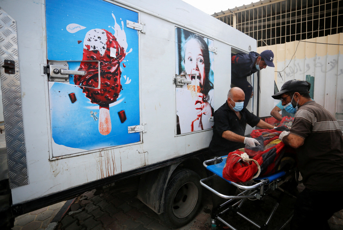 Nhân viên y tế ở Gaza phải sử dụng xe tải chở kem để vận chuyển và bảo quản thi thể. (Ảnh: REUTERS)