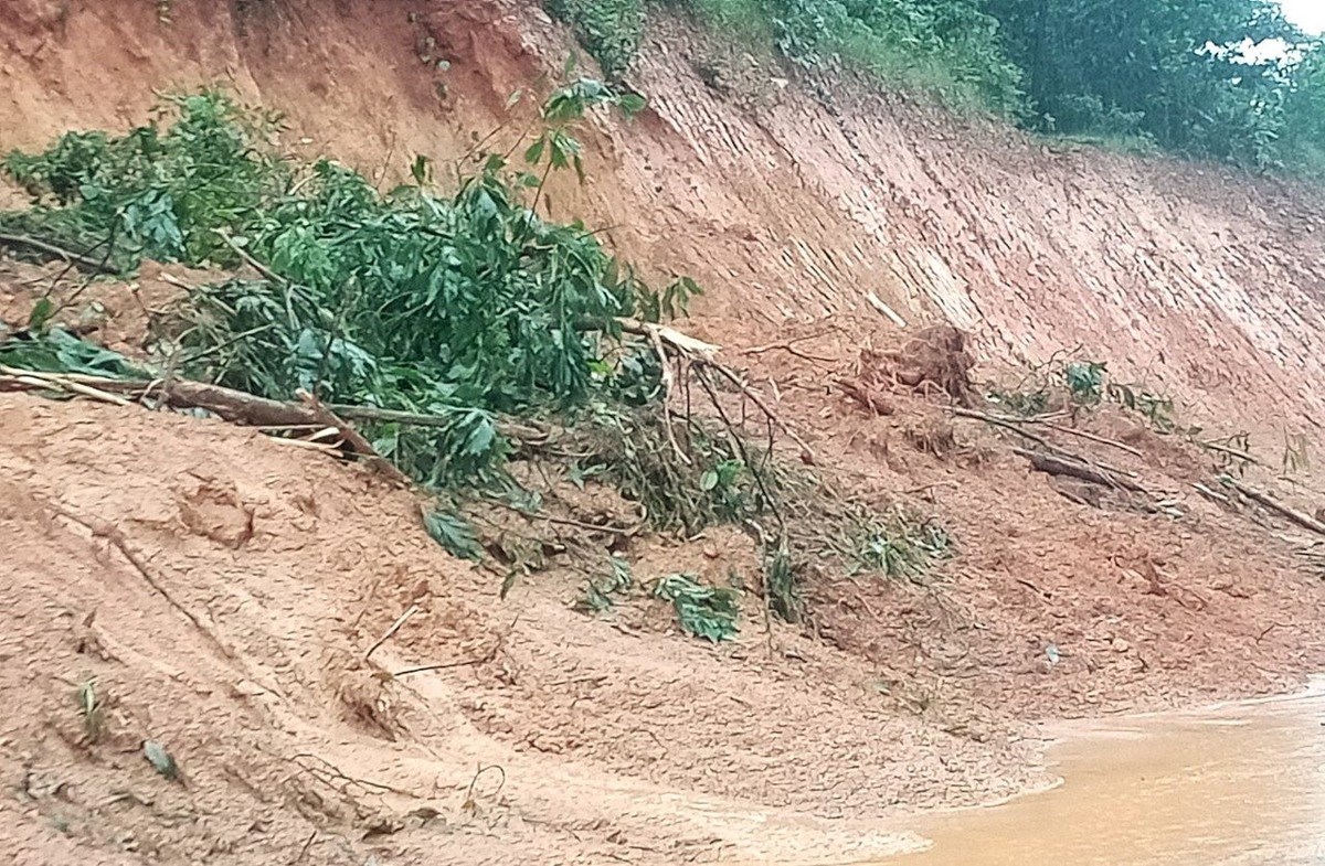 Sạt lở phía ta luy dương, bùn đất và cây rừng tràn xuống mặt đường trên tuyến đường từ xã Trà Kót (Bắc Trà My, Quảng Nam). Ảnh Báo Quảng Nam.