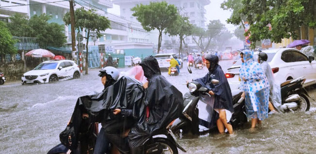 Đoạn đường trước Trường THCS Nguyễn Huệ (quận Hải Châu, Đà Nẵng) ngập sâu khi mưa lớn. Ảnh Báo Đà Nẵng.