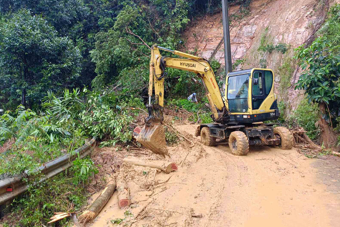 Lực lượng chức năng đang tích cực sửa chữa đường lên bán đảo Sơn Trà. Ảnh Báo Đà Nẵng.