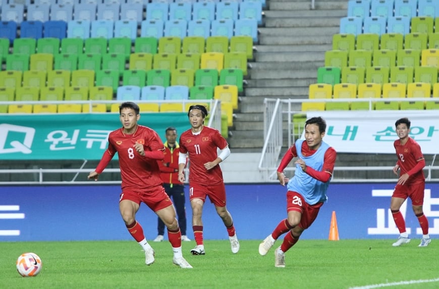 Các cầu thủ Việt Nam tập luyện chuẩn bị cho trận gặp Hàn Quốc. (Ảnh: VFF)