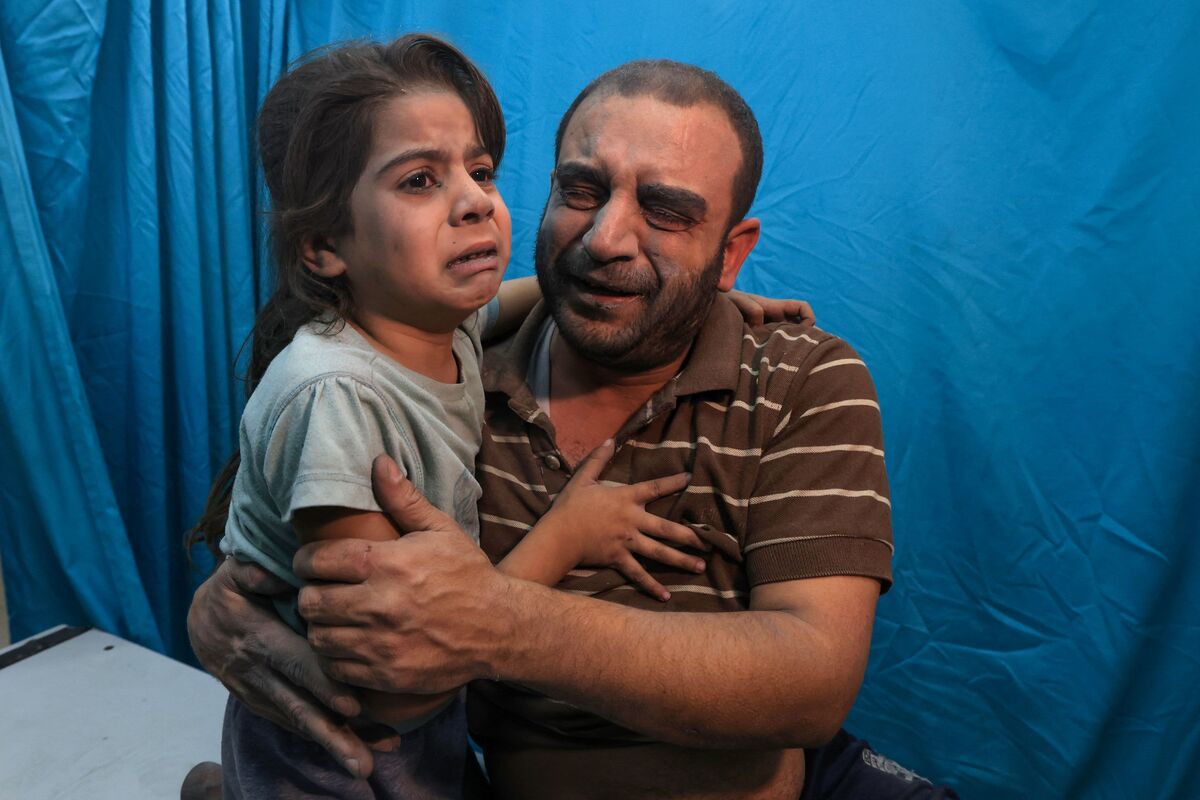 Những người Palestine bị thương trong một cuộc không kích đang chờ điều trị tại bệnh viện Nasser (Dải Gaza).